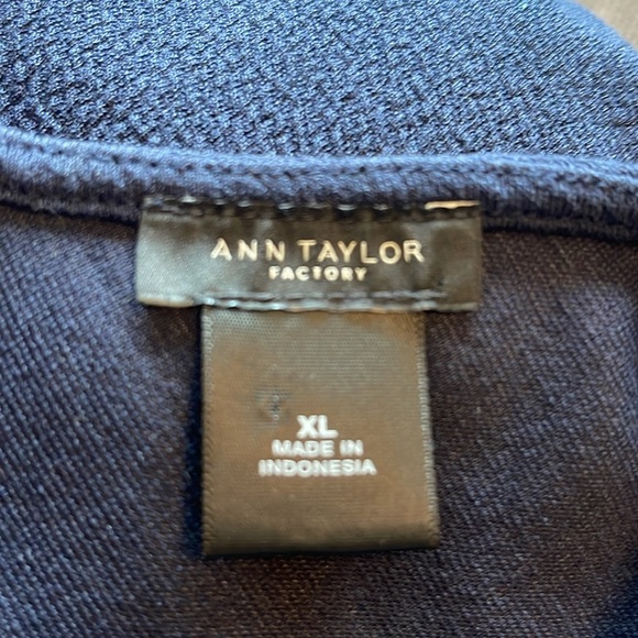 Ann Taylor Factory -  navy blue sleeveless top - back v-neck - size XL - Picture 4 of 5